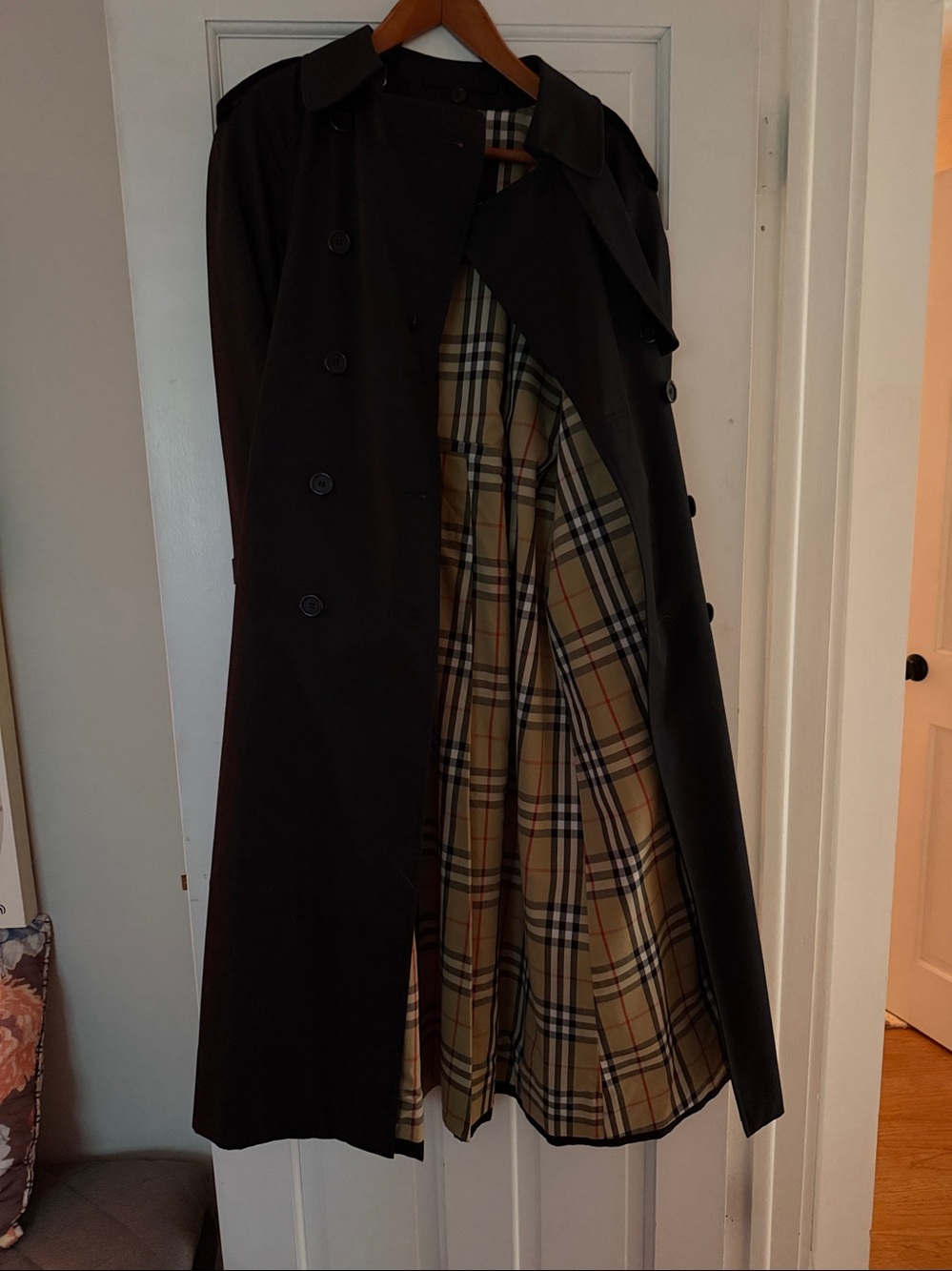 Burberry Black Double-Breasted Trench Coat with Belt with wool liner - Picture 6 of 12